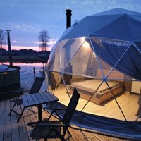 ФОТО. Ночь в куполе у озера – необычное место отдыха под Цесисом