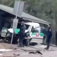 Video: Ropažu pašvaldības policijas auto ietriecies autobusa pieturā