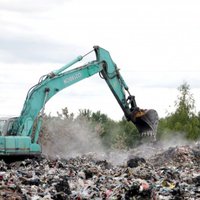 Ugunsgrēks Jūrmalas izgāztuvē: pirmajā uzkopšanas dienā izvestas 500 tonnas atkritumu