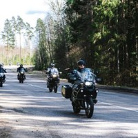 Foto: 100 motociklisti mēro 450 kilometrus un godina Latviju simtgadē
