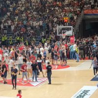 Izšķirīgajā Belgradas derbijā pēc fanu nekārtībām uzvar 'Crvena Zvezda'