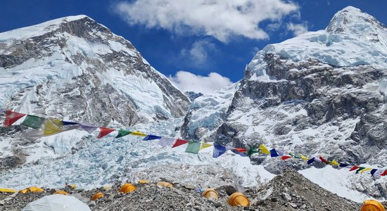 Эверест превратился в туалет под открытым небом, альпинистам придется носить с собой свои фекалии