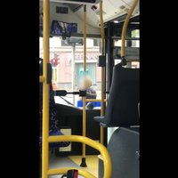 Читательница: "Водитель троллейбуса вышла покурить, пока горит красный" (+ ВИДЕО)
