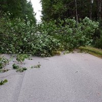 Plūdi un nogāzti koki: Aculiecinieki ziņo par vētras postījumiem Latvijā