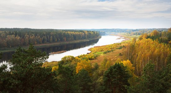 10 brīnišķīgas vietas rudens pastaigām pie Latvijas upēm