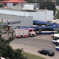 ФОТО, ВИДЕО: В Кенгарагсе троллейбус врезался в стену магазина Maxima