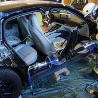 Foto: Vācijā ugunsdzēsēji mācās sagriezt jauno 'Porsche Panamera'