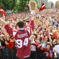 Foto: Līdzjutēju pūļi pie Brīvības pieminekļa sagaida Latvijas hokeja izlasi