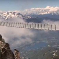 Pastaiga mākoņos: tilts Kanādā, kas savieno divas kalnu virsotnes