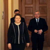 Straujuma Junkeram apstiprina, ka virzīs Dombrovski EK komisāra amatam