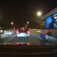 Video: 'Rīgas satiksmes' autobuss aizbrauc pie sarkanās gaismas