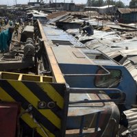Kravas vilciens ietriecas Nairobi graustos; drupās iesprostoti cilvēki
