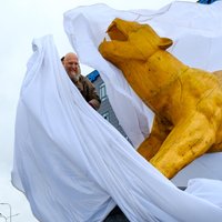 Tēlnieka Aigara Bikšes skulptūra 'Lauvene' dosies uz Briseli