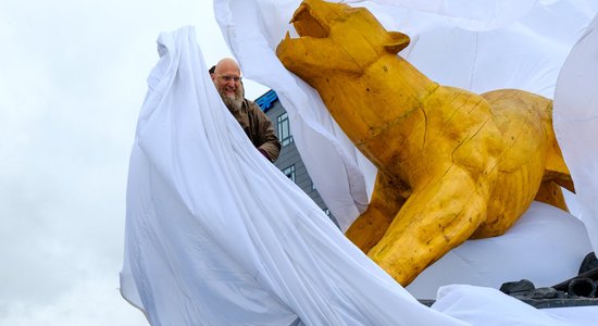 Tēlnieka Aigara Bikšes skulptūra 'Lauvene' dosies uz Briseli