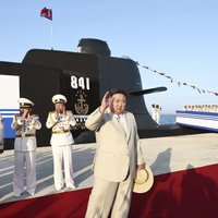Kims Čenuns nolaidis ūdenī Ziemeļkorejas pirmo kodoluzbrukuma zemūdeni