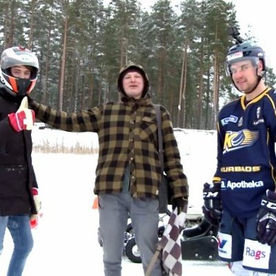 Video: Kurš ledus trasē ātrāks – hokejists Zolmanis uz slidām vai Šlēgelmilhs ar kartingu?