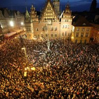 Десятки тысяч поляков протестуют против реформы Верховного суда