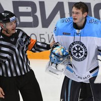 ВИДЕО: Хоккеист КХЛ бросил шайбу в латвийского судью и пропустит 5 матчей