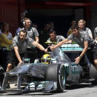 'Mercedes' piloti ātrākie treniņā, Rikjardo piedzīvo avāriju
