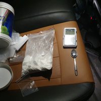 ФОТО. В Риге задержана группа наркодилеров: изъят кокаин, марихуана и 24 500 евро