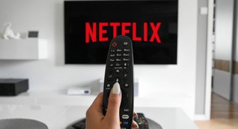 Netflix все еще не победил телевидение, но стал самым популярным стриминг-сервисом в Балтии