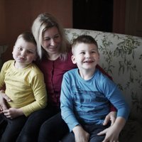 Četru bērnu mamma cer uz atbalstu ar autismu slimo dēlu atveseļošanā