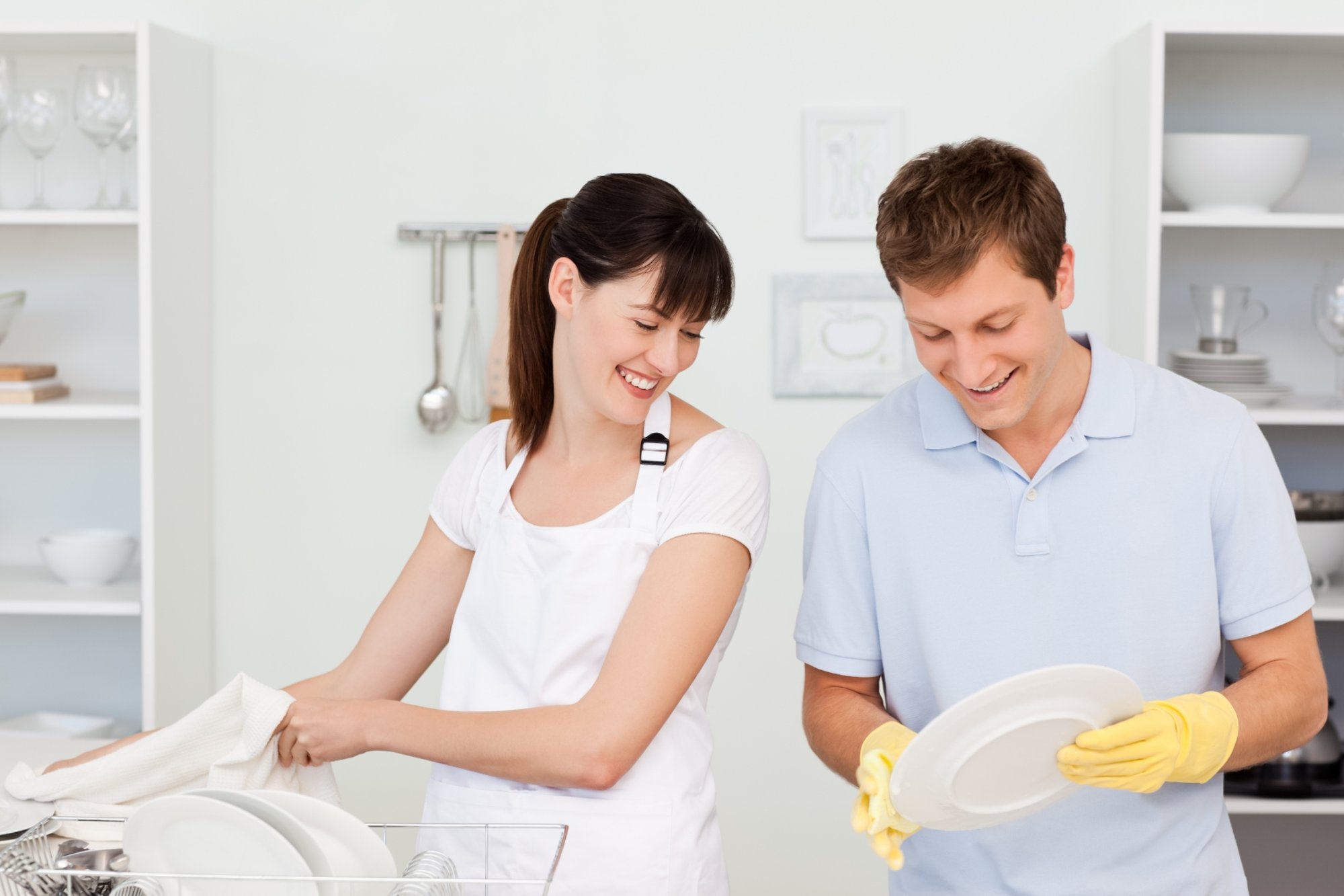 Мыть чужую посуду во сне. Супруги моют посуду. Муж моет посуду. Мужчина моющий посуду. Муж и жена вместе моют посуду.