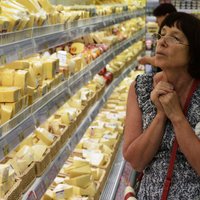 Российское эмбарго: в Латвии супермаркеты не снизили цены, в РФ дорожают продукты
