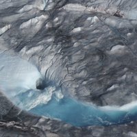 Ledus kušana Grenlandē pērn biedējoši strauja un paaugstinājusi ūdens līmeni okeānos