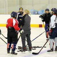 Apvienotās Korejas sieviešu hokeja izlases treniņus apgrūtina valodas barjera