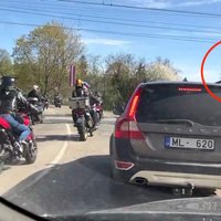 Video: Policija sodījusi motociklistus, kuri neatļauti šķērsoja Ogres dzelzceļa pārbrauktuvi