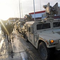 Polijā avarē ASV armijas kravas auto; no tā izkrīt tanku munīcija