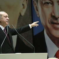 Tramps telefoniski Erdoganam izsaka bažas par uzbrukumu kurdiem un aplamo retoriku