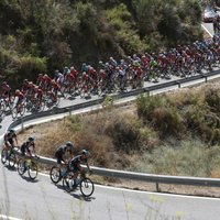 Video: 'Vuelta Espana' posmā skatītājs nogrūž sportistu no velosipēda