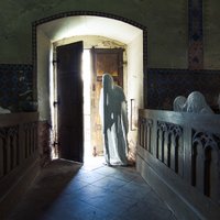 ФОТО. Аж жуть берет: Заброшенная церковь с 30 призраками в чешском Лукове