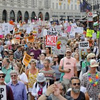 Foto: Londonas ielās pret Trampa vizīti protestē 250 tūkstoši