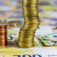 Средняя брутто-зарплата в Латвии выросла более чем на 10%