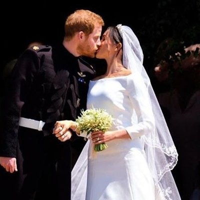 Секрет свадебного наряда Меган: кусочек синего платья с первого свидания с Гарри в подкладке
