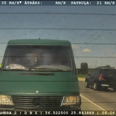 Video: Dzērājšoferis pakaļdzīšanās laikā Jēkabpilī taranē policijas patruļmašīnu