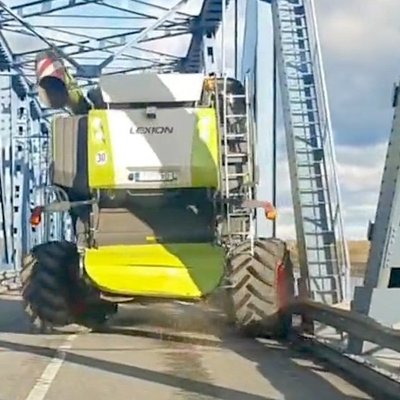 Video: Ar milzu kombainu vadītājs vairākkārtīgi taranē tiltu pār Lielupi