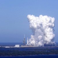 Video: Ar milzu dūmu mutuļiem 'SpaceX' izmēģina 'Falcon Heavy' dzinējus
