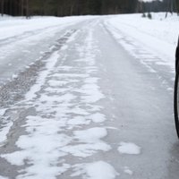 Nokrišņi uz grants ceļiem Latvijā izraisījuši šķīdoni; Latgalē apledo ceļi