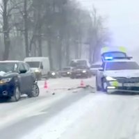 Video fiksēts brīdis ar policijas patruļauto avāriju Rīgā