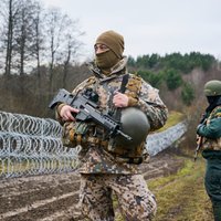 Brīdinājuma šāviens gaisā – migrantu aizturēšanai Latvijas robežsargs izmanto ieroci