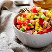 Figūrai draudzīgi salāti: kas jāņem vērā, lai nepārvērstu veselīgo maltīti kaloriju bumbā