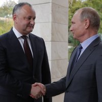 Moldovas prokremliskais Dodons apsola Putinam nepieņemt Krievijai netīkamus likumus