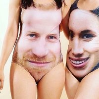 Британцы запустили новый тренд — купальники с изображением Гарри и Меган