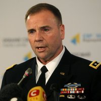 Vējonis bijušajam ASV Sauszemes spēku Eiropā komandierim Hodžesam pasniedz Viestura ordeni