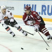 Krišjānis Rēdlihs 'uzdāvina' vārtus; Rīgas 'Dinamo' KHL pēdējā spēlē šogad zaudē Habarovskā