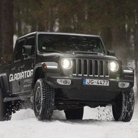 Video: Ar 'Jeep Gladiator' pikapu pa Latvijas mežu stigām